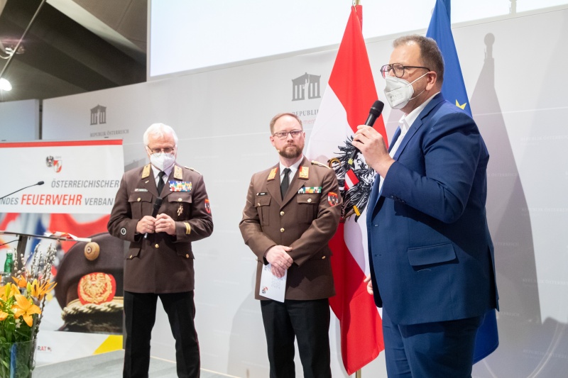 Interview zum ÖBFV-Schnellhilfefonds von links: Präsident des Österreichischen Bundesfeuerwehrverbandes Albert Kern, Moderator Andreas Rieger, Österreichischer Bundesfeuerwehrverband, Marketing Direktor Felix Austria GmbH Michael Gulliver Wagner