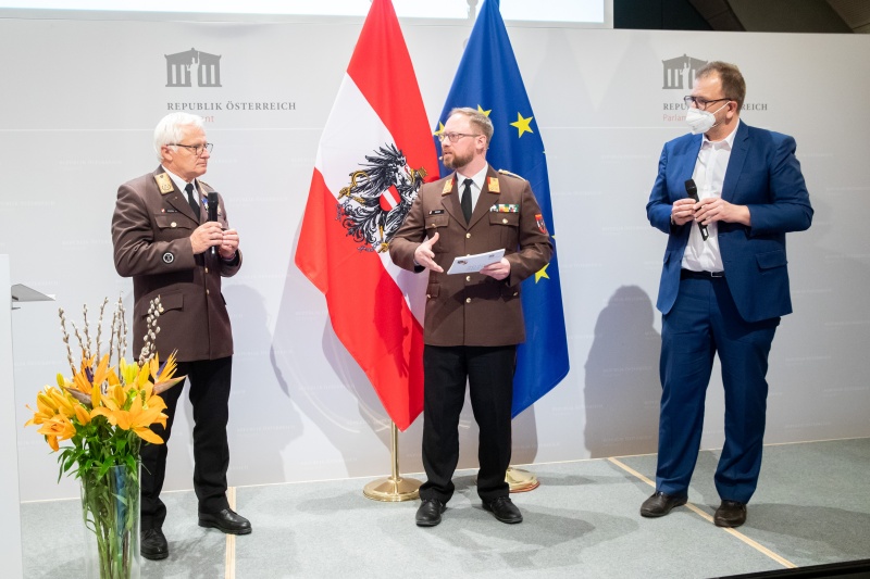 Interview zum ÖBFV-Schnellhilfefonds von links: Präsident des Österreichischen Bundesfeuerwehrverbandes Albert Kern, Moderator Andreas Rieger, Österreichischer Bundesfeuerwehrverband, Marketing Direktor Felix Austria GmbH Michael Gulliver Wagner