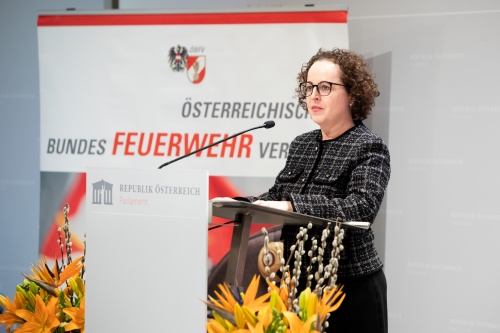 Bundesratspräsidentin Christine Schwarz-Fuchs (ÖVP) am Rednerpult