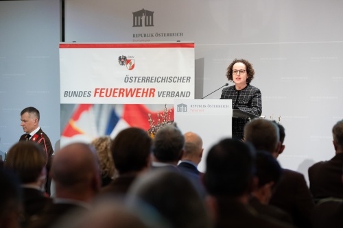 Bundesratspräsidentin Christine Schwarz-Fuchs (ÖVP) am Rednerpult