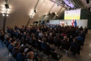 Blick in den Saal Richtung Bühne. Bundesratspräsidentin Christine Schwarz-Fuchs (ÖVP) am Rednerpult