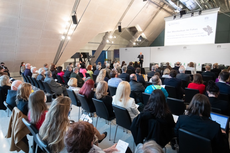 Einleitende Worte durch Nationalratspräsident Wolfgang Sobotka (ÖVP), Blick in den Saal Richtung Bühne