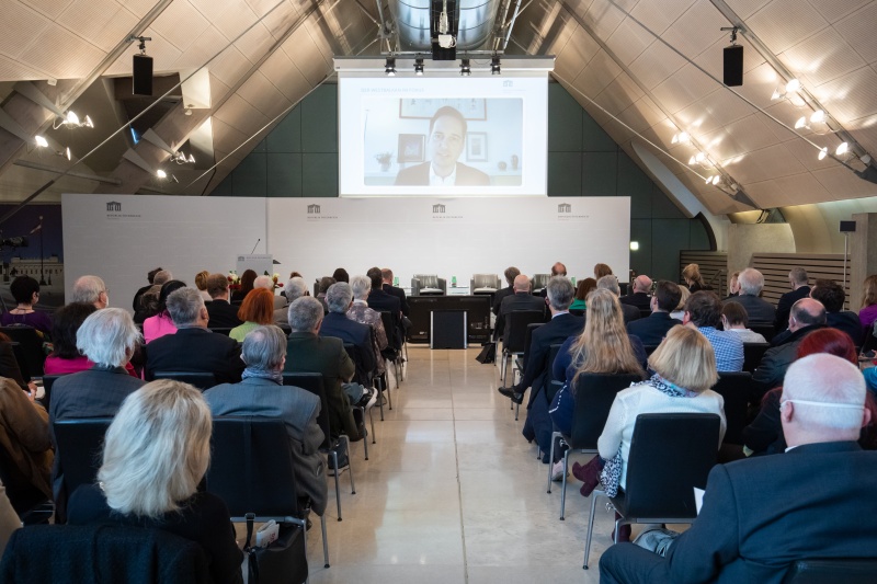 Blick in den Saal Richtung Bühne. Keynote von Professor Damir Kapidžić, Universität Sarajewo (Zuschaltung)