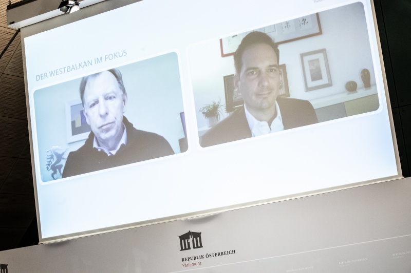 Zugeschaltet auf der Leinwand von links: Bundesrat Christian Buchmann (ÖVP), Professor Damir Kapidžić, Universität Sarajewo