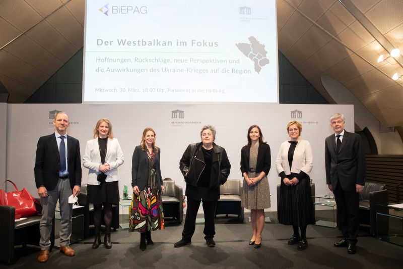 Gruppenfoto der Diskutanten von links: Moderator Universitätsprofessor Florian Bieber, Universität Graz, Moderatorin Aleksandra Tomanic, Nationalratsabgeordnete Carmen Jeitler-Cincelli (ÖVP), Nationalratsabgeordnete Eva Blimlinger (GRÜNE), Nationalratsabgeordnete Ewa Ernst-Dziedzic (GRÜNE), Nationalratsabgeordnete Bedrana Ribo (GRÜNE), Parlamentsdirektor Harald Dossi