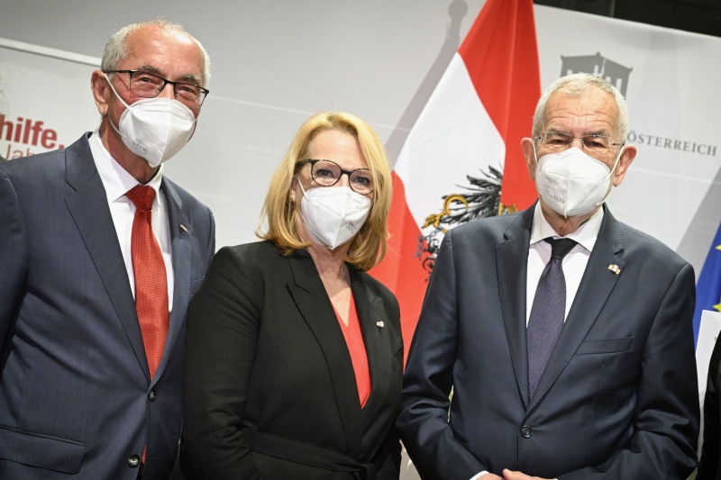 Von links: Präsident Volkshilfe Ewald Sacher, Zweite Nationalratspräsidentin Doris Bures (SPÖ), Bundespräsident Alexander Van der Bellen mit den MusikerInnen