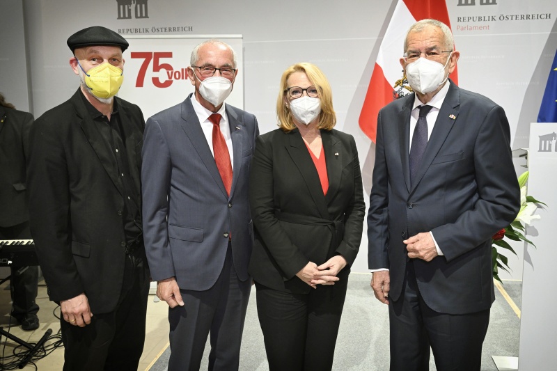 Von links: Geschäftsführer der Volkshilfe Erich Fenninger, Präsident Volkshilfe Ewald Sacher, Zweite Nationalratspräsidentin Doris Bures (SPÖ), Bundespräsident Alexander Van der Bellen