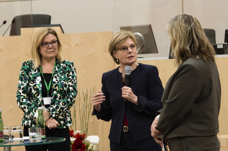 Von rechts: Helga Lukoschat, Kathrin Steiner – Hämmerle
