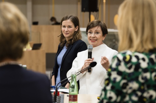 Von rechts: Schirmherrin Doris Schmidauer, Staatssekretärin Claudia Plakolm (ÖVP)