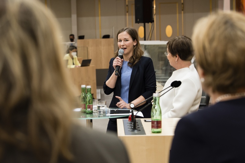 Von rechts: Schirmherrin Doris Schmidauer, Staatssekretärin Claudia Plakolm (ÖVP) (am Wort)