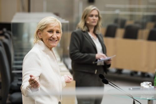 Am Rednerpult: Bürgermeisterin Sonja Ottenbacher