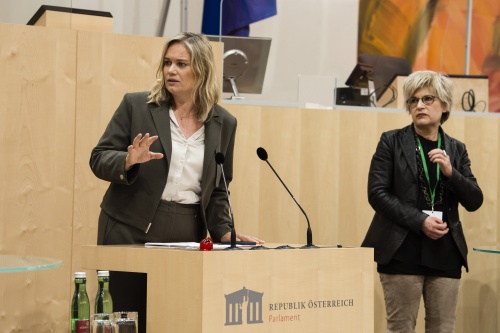 Von links: Moderatorin Corinna Milborn, Gemeindepräsidentin Christa Köppel