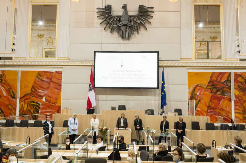 Talk der Bürgermeisterinnen. Von links: Bürgermeisterin Christiane Meyer, Bürgermeisterin Sabine Naderer – Jelinek, Bürgermeisterin Sonja Ottenbacher, Moderatorin Corinna Milborn, Gemeindepräsidentin Christa Köppel, Gemeindepräsidentin Verni Wild, Bürgermeisterin Birgit Kress