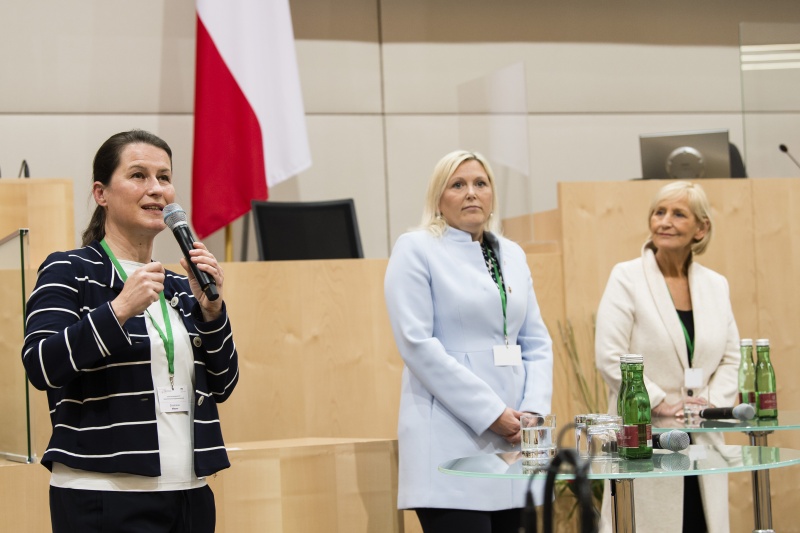 Von links: Bürgermeisterin Christiane Meyer, Bürgermeisterin Sabine Naderer – Jelinek, Bürgermeisterin Sonja Ottenbacher