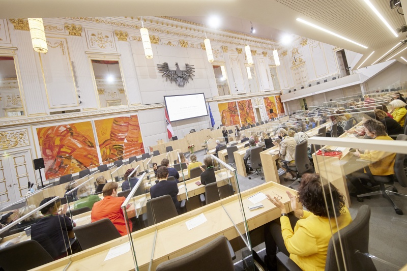 Moderation durch Corinna Milborn. Blick Richtung VeranstaltungsteilnehmerInnen