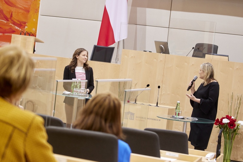 Moderation durch Corinna Milborn