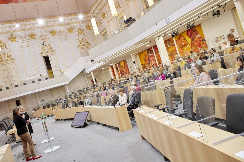 Begrüßung durch Staatssekretärin Claudia Plakolm (ÖVP)