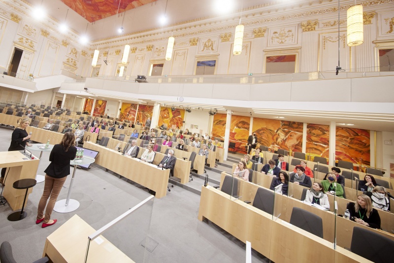 Begrüßung durch Staatssekretärin Claudia Plakolm (ÖVP). Blcik Richtung VeranstaltngsteilnehmerInnen