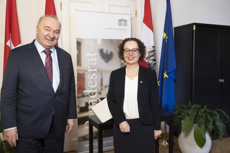 Fahnenfoto. Von rechts: Bundesratspräsidentin Christine Schwarz-Fuchs (ÖVP) und Ständerat Alex Kuprecht