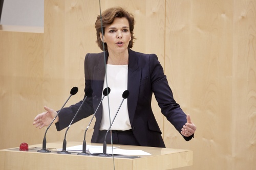 Am Rednerpult: Klubobfrau Pamela Rendi-Wagner (SPÖ) bei der Begründung der Anfrage