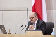 Vorsitz durch Nationalratspräsident Wolfgang Sobotka (ÖVP) am Präsidium