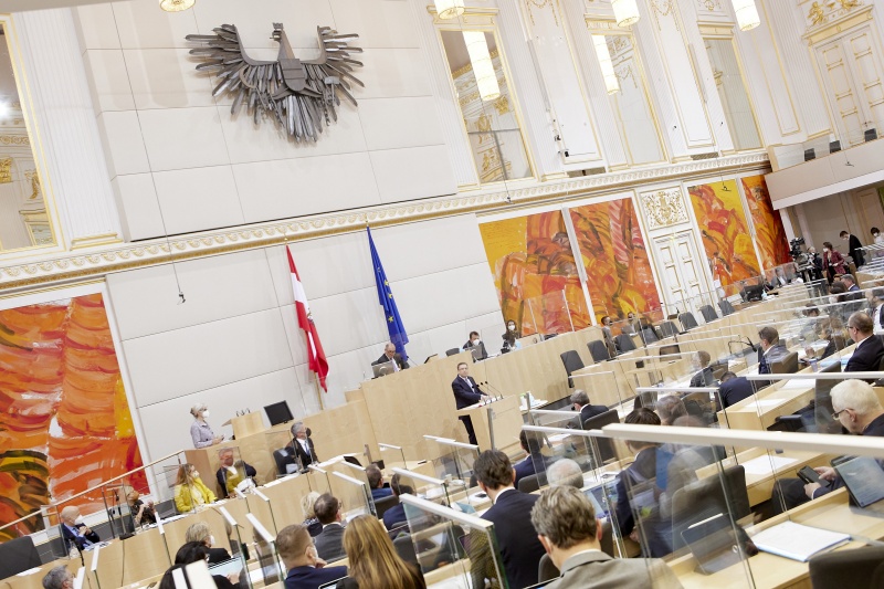 Am Rednerpult Klubobmann August Wöginger (ÖVP). Blick Richtung SitzungsteilnehmerInnen