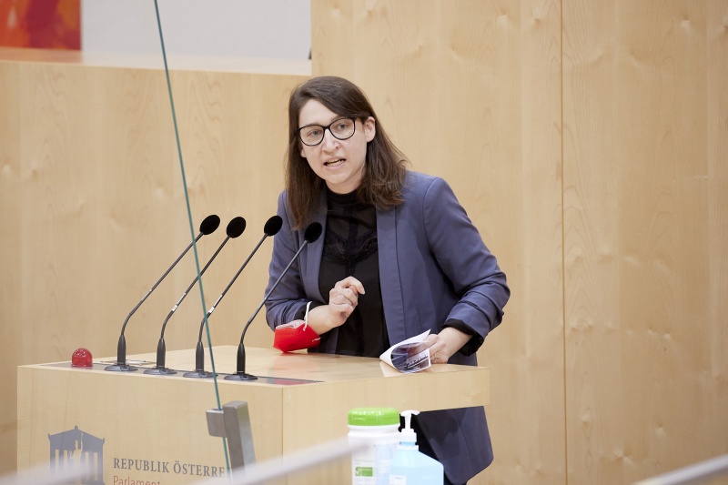 Am Rednerpult Nationalratsabgeordnete Julia Elisabeth Herr (SPÖ)