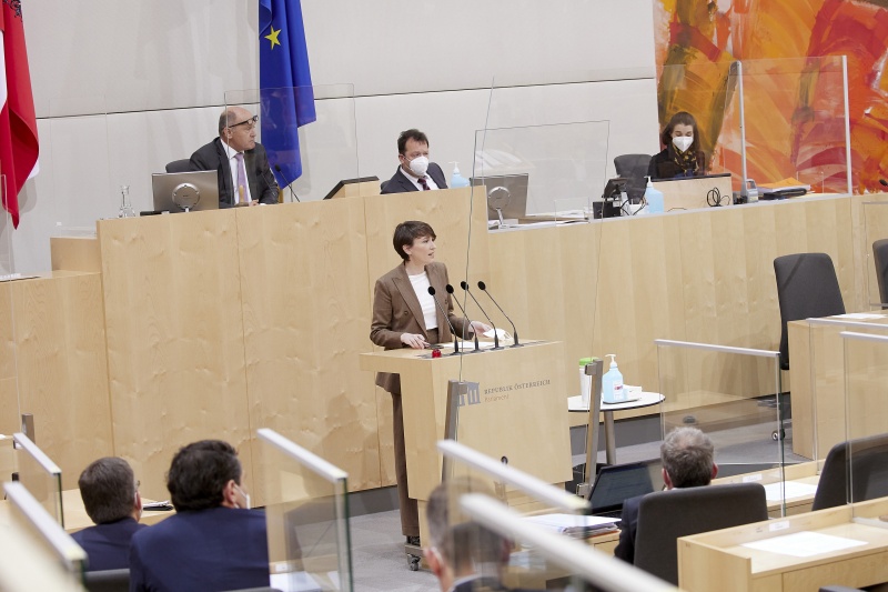 Am Rednerpult Klubobfrau Sigrid Maurer (GRÜNE)