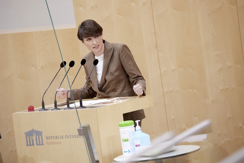 Am Rednerpult Klubobfrau Sigrid Maurer (GRÜNE)