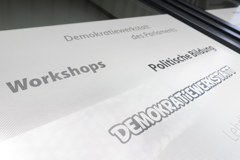 Eingangsschild der Demokratiewerkstatt.