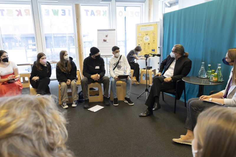 Bildungsminister Martin Polaschek (ÖVP) beantwortet Fragen der Schülerinnen und Schüler der AHS Wien West, Steinbruchgasse 33, 1140 Wien, Klasse 4B