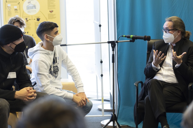 Bildungsminister Martin Polaschek (ÖVP) beantwortet Fragen der Schüler der AHS Wien West, Steinbruchgasse 33, 1140 Wien, Klasse 4B