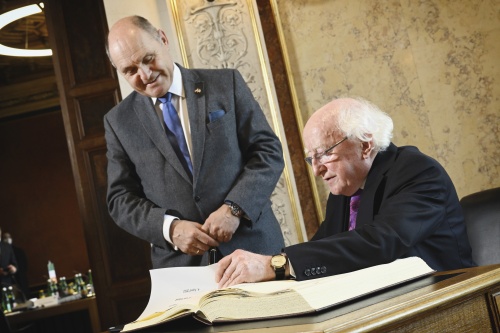 Eintrag ins Gästebuch, von links: Nationalratspräsident Wolfgang Sobotka (V), Irischer Staatspräsident Michael D. Higgins