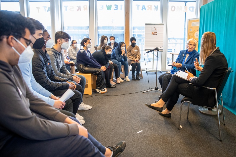 Zeitzeugin Univ.Prof. Dr. Katja Sturm mit SchülerInnen des BRG Lessinggasse, 8, 1020 Wien