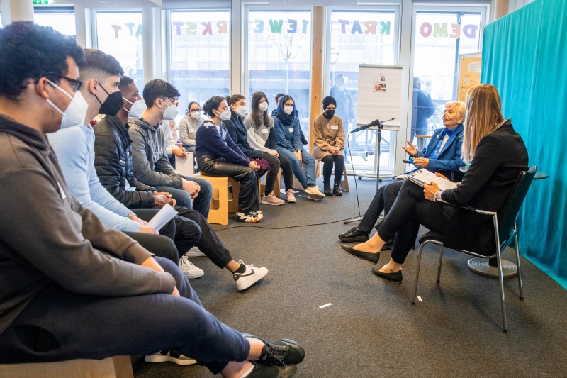 Zeitzeugin Univ.Prof. Dr. Katja Sturm mit SchülerInnen des BRG Lessinggasse, 8, 1020 Wien