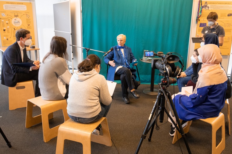Zeitzeugin Univ.Prof. Dr. Katja Sturm mit SchülerInnen des BRG Lessinggasse, 8, 1020 Wien