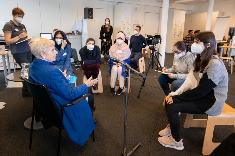 Zeitzeugin Univ.Prof. Dr. Katja Sturm mit SchülerInnen des BRG Lessinggasse, 8, 1020 Wien