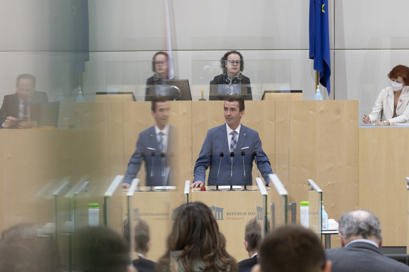Bundesrat Josef Ofner (FPÖ) am Rednerpult, am Präsidium Bundesratspräsidentin Christine Schwarz-Fuchs (ÖVP)