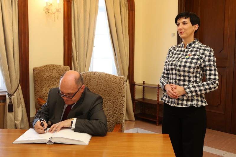 Von links: Nationalratspräsident Wolfgang Sobotka (ÖVP) beim Eintrag in das Gästebuch, Vorsitzende des Abgeordnetenhauses des tschechischen Parlaments Markéta Pekorová Adamová