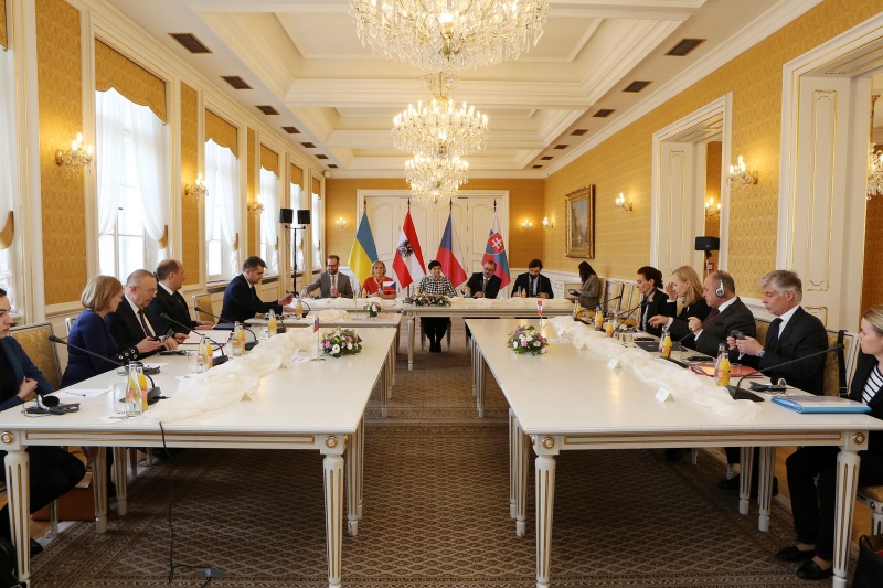 Arbeitsgespräch. Blick Richtung Delegationsmitglieder. Leitung durch Vorsitzende des Abgeordnetenhauses des tschechischen Parlaments Markéta Pekorová Adamová (Bildmitte). Linker Tisch: Slowakische Delegation. Mittlerer Tisch: Tschechische Delegation. Rechter Tisch: Österreichische Delegation