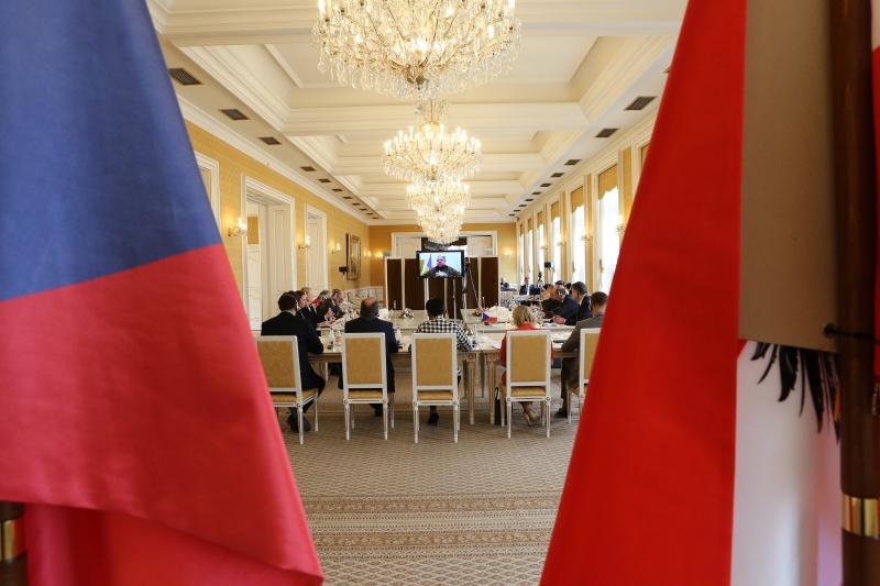 Arbeitsgespräch. Ruslan Stefan virtuell zugeschaltet am Bildschirm