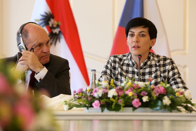 Pressekonferenz. Von links: Nationalratspräsident Wolfgang Sobotka (ÖVP), Vorsitzende des Abgeordnetenhauses des tschechischen Parlaments Markéta Pekorová Adamová