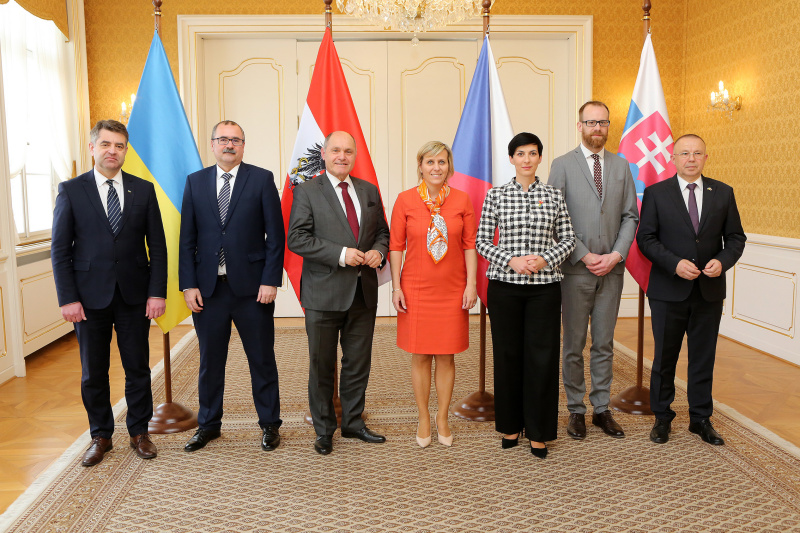 Fahnenfoto. Von links: Ukrainischer Botschafter in Prag Jevhen Perebyjnis, Vorsitzender des Sicherheitsausschusses Pavel Žáček, Nationalratspräsident Wolfgang Sobotka (ÖVP), Vizevorsitzende des Abgeordnetenhauses des tschechischen Parlaments Jana Mračková Vildumetzová, Vorsitzende des Abgeordnetenhauses des tschechischen Parlaments Markéta Pekorová Adamová, Vizevors. d. Ausschusses f. Europ. Angelegenheiten Ondřej Kolář, Mitglied des Slowakischen Nationalrates Milan Laurenčík