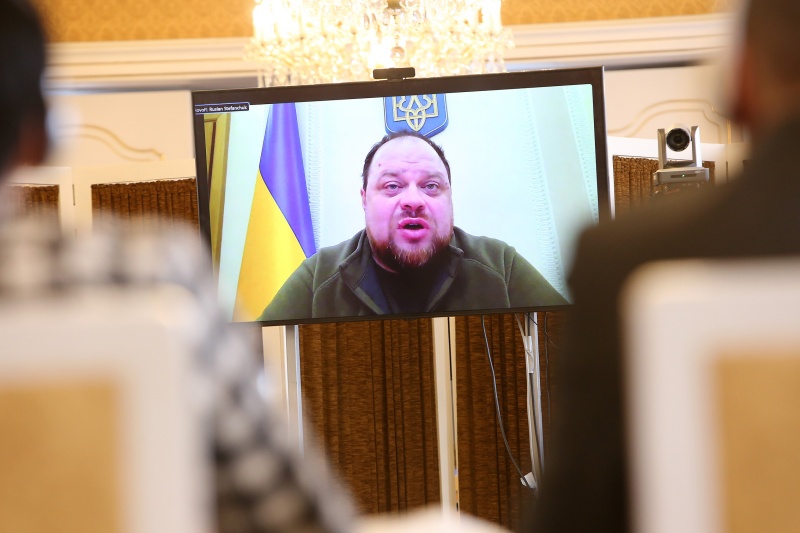 Pressekonferenz. Ruslan Stefan virtuell zugeschaltet am Bildschirm