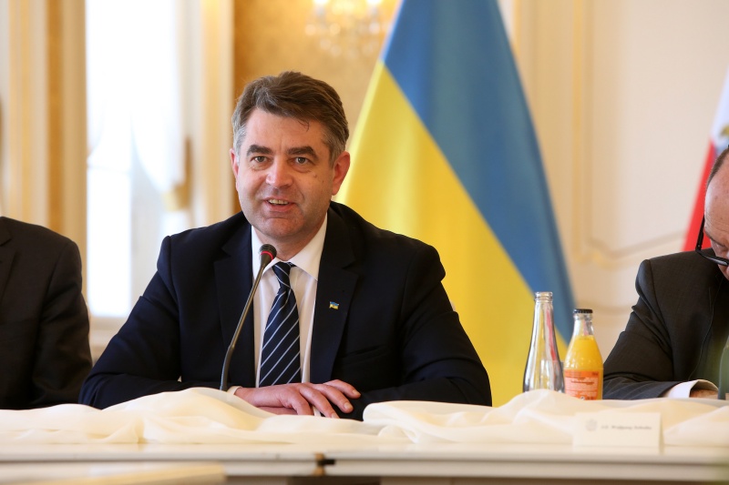 Pressekonferenz. Ukrainischer Botschafter in Prag Jevhen Perebyjnis