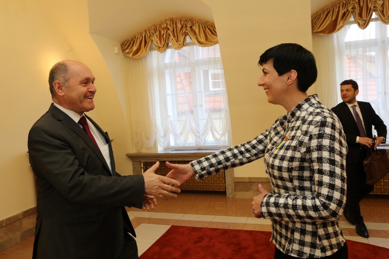 Eintreffen der österreichischen Delegation. Von links: Nationalratspräsident Wolfgang Sobotka (ÖVP), Vorsitzende des Abgeordnetenhauses des tschechischen Parlaments Markéta Pekorová Adamová