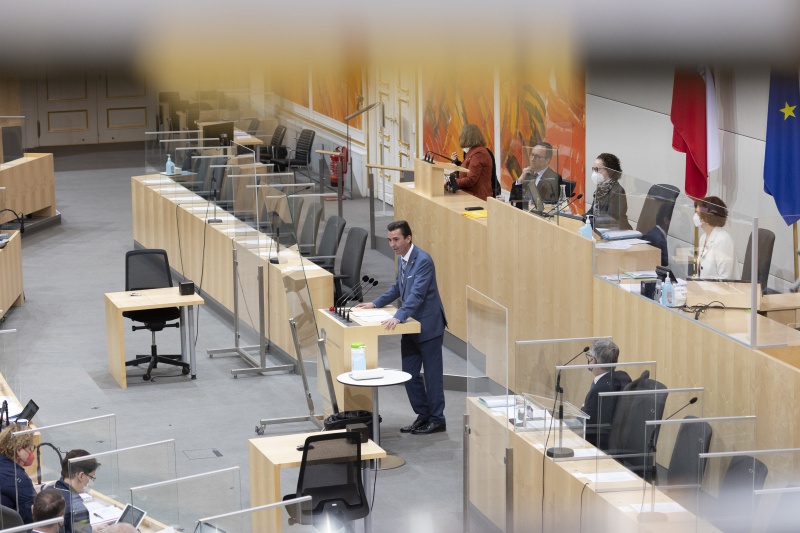 Aktuelle Stunde: Bundesrat Josef Ofner (FPÖ) am Rednerpult, am Präsidium Bundesratspräsidentin Christine Schwarz-Fuchs (ÖVP), Blick von oben