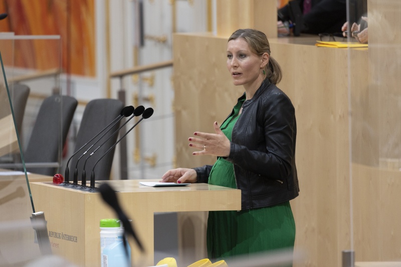 Aktuelle Stunde: Bundesrätin Heike Eder (ÖVP) am Rednerpult
