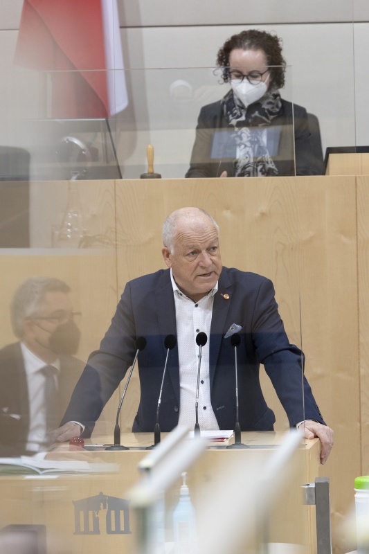 Aktuelle Stunde: Bundesrat Ingo Appé (SPÖ)am Rednerpult,  Bundesratspräsidentin Christine Schwarz-Fuchs (ÖVP) am Präsidium,  Finanzminister Magnus Brunner (ÖVP) in der Spiegelung