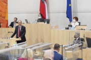 Aktuelle Stunde: BBundesrat Johannes Hübner (FPÖ) am Rednerpult, Bundesratspräsidentin Christine Schwarz-Fuchs (ÖVP) am Präsidium, Finanzminister Magnus Brunner (ÖVP) auf der Regierungsbank.